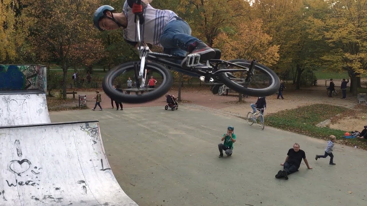 Berlin Volkspark Friedrichshain Miniramp BMX Action