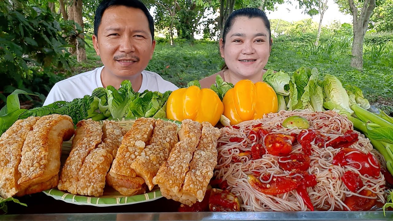 หมูกรอบกินกับตำขนมจีนแซ่บๆ 29 มิถุนายน พ.ศ.2567