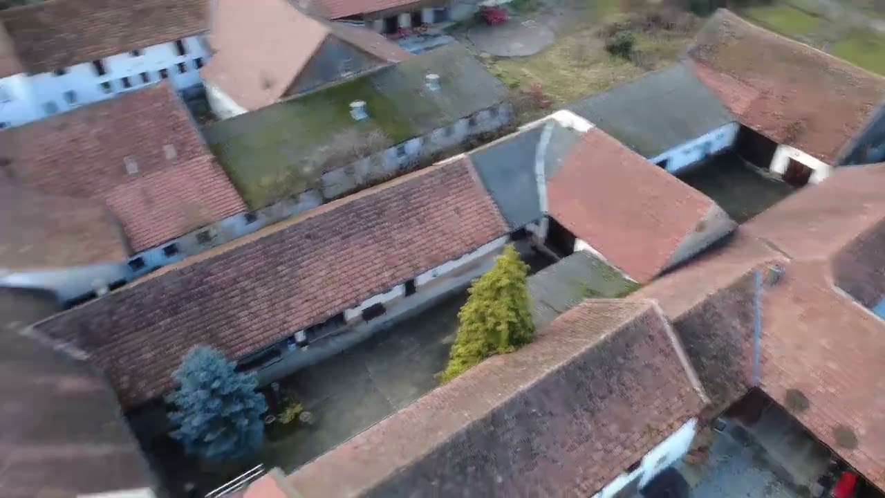 Das Dach vorne ist fertig und hinten angefangen