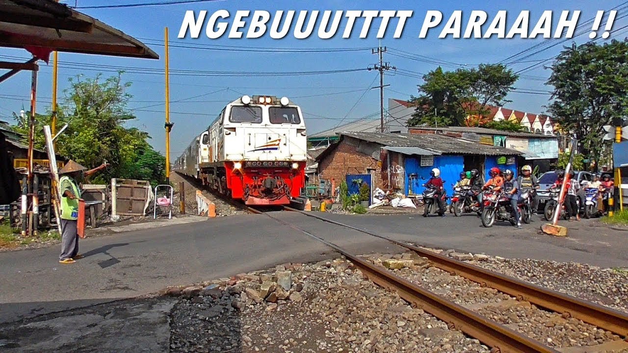 KOMPILASI KERETA API NGEBUT PARAH TANPA AMPUN DI KEPADATAN LALU LINTAS TANPA PALANG
