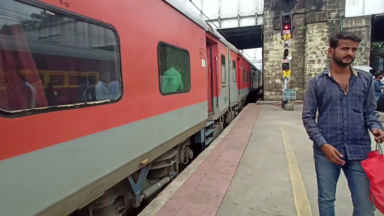 05290 Pune Muzaffarpur Express departure from Pune Junction. #Muzaffarpurexpress