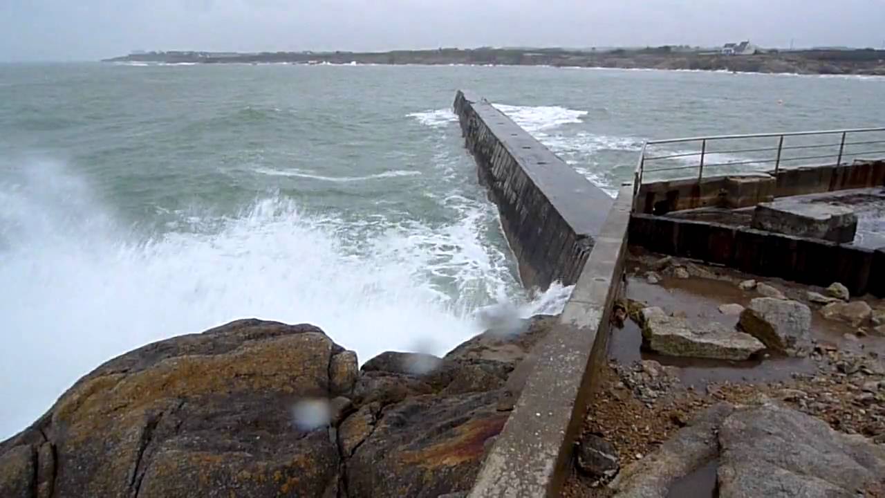 Vague sur la digue de Kerroch &agrave; Ploemeur