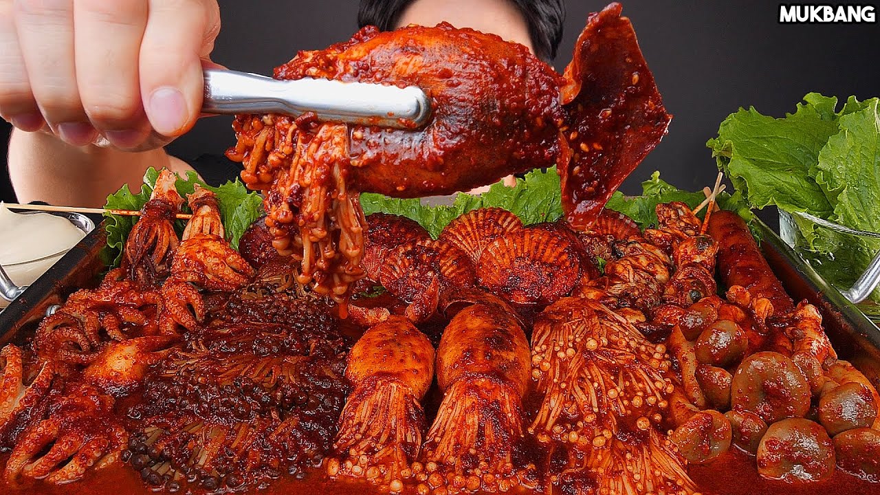 острые грибы и морепродукты SPICY MUSHROOMS SQUID SEAFOOD BOIL 🍄🦑 SAUSAGE EATING ASMR MUKBANG