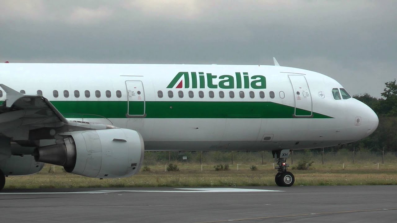 A321 Alitalia take-off Nantes atlantique airport