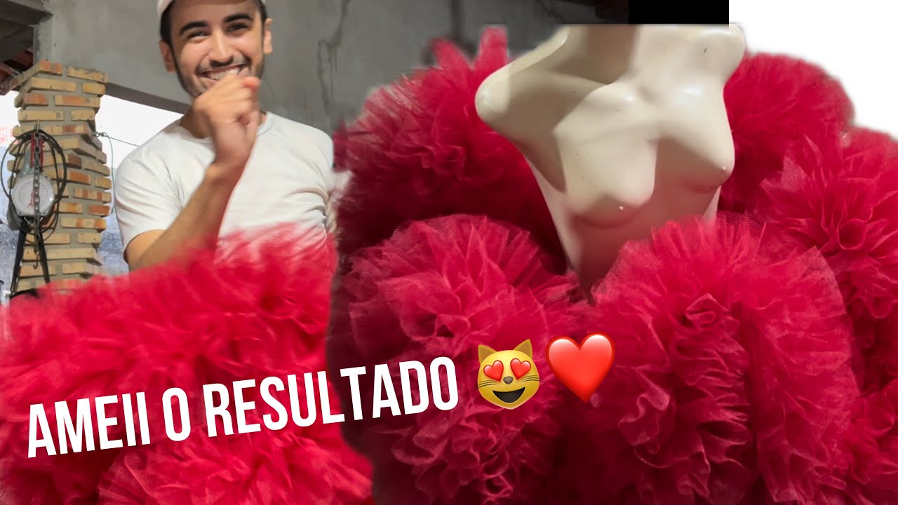 Anágua vermelha com 10 metros de tule