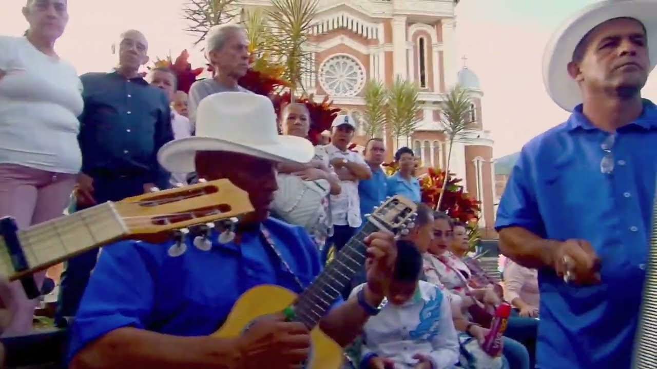 LLEGARON LAS PUTIERREZ Canta  EL CHALO GONZALEZ y Los Integrados Parranderos en Bello