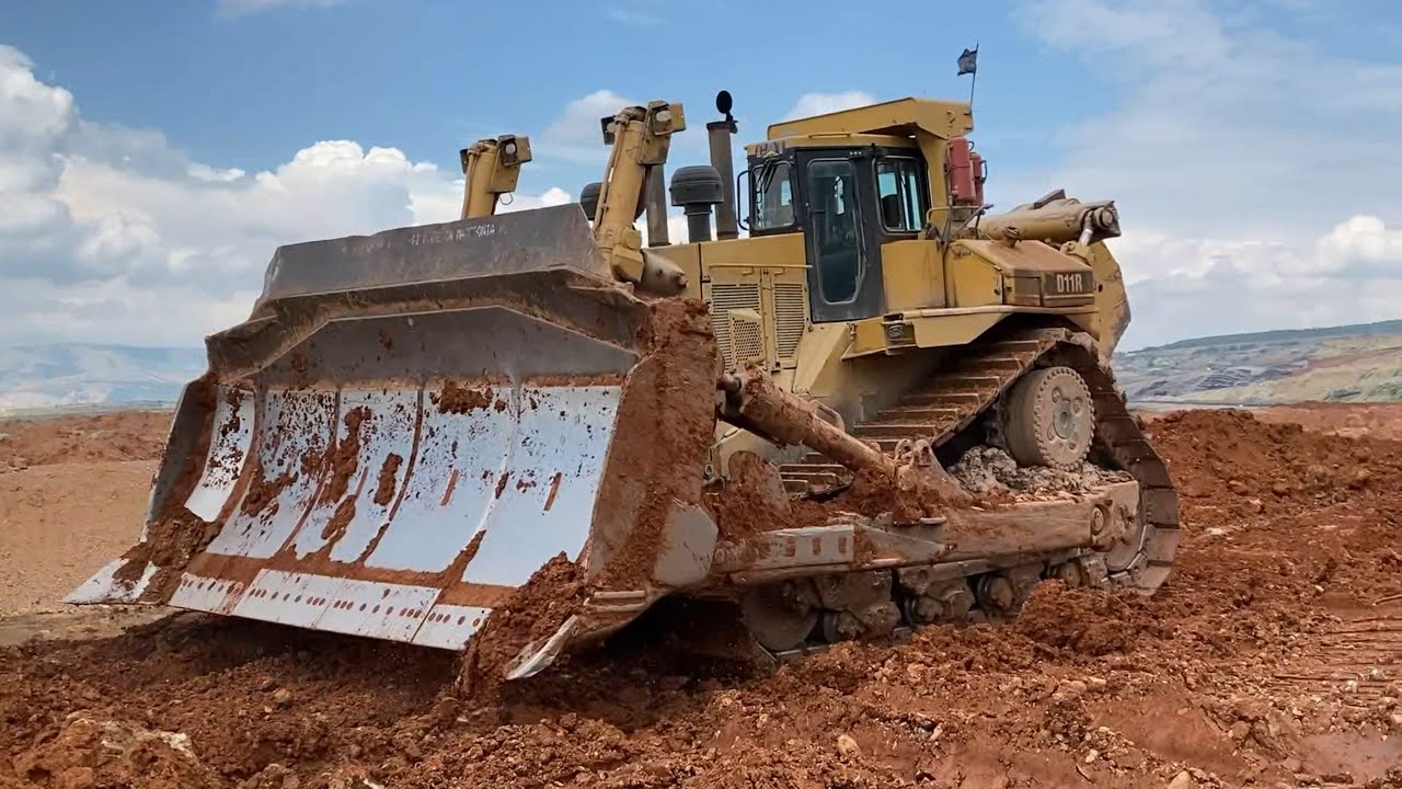 Caterpillar D11R Bulldozer Cleans The Deposit