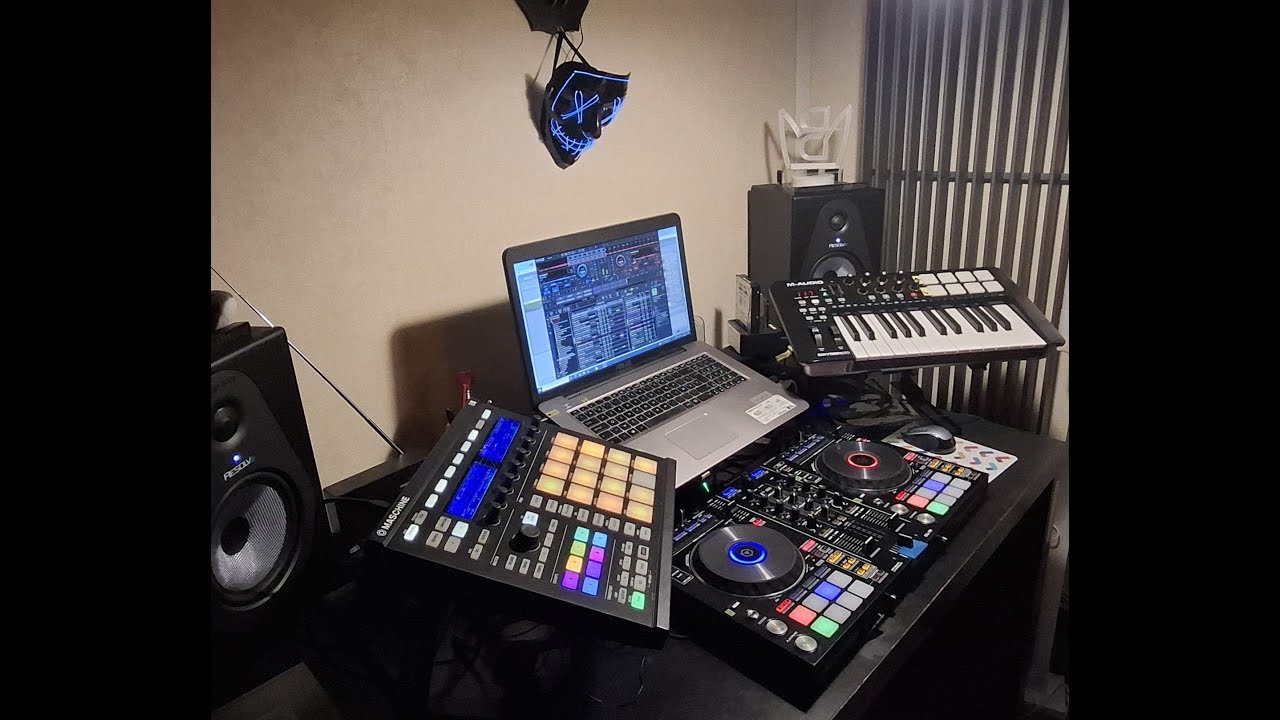 Live DJ Mixing with Maschine Fingerdrum and Keyboard