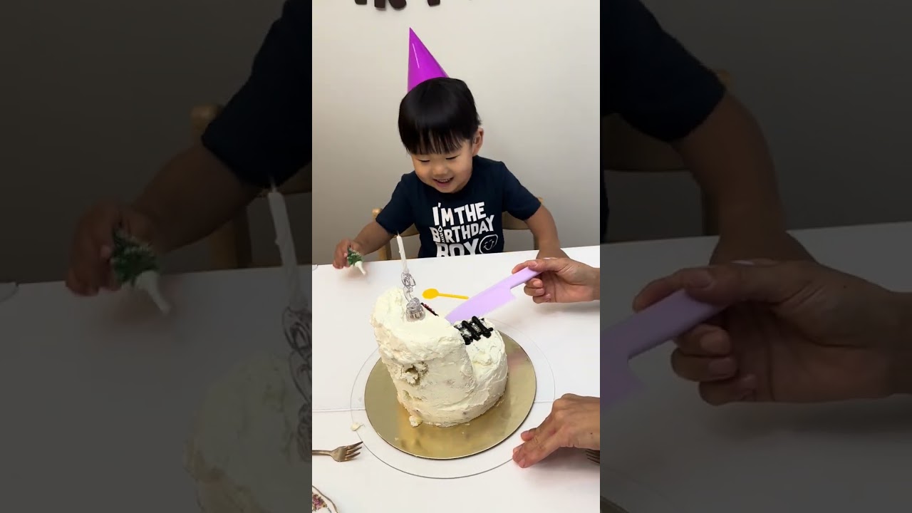 케이크 먹고 선물 받고 | Cake, Then Present