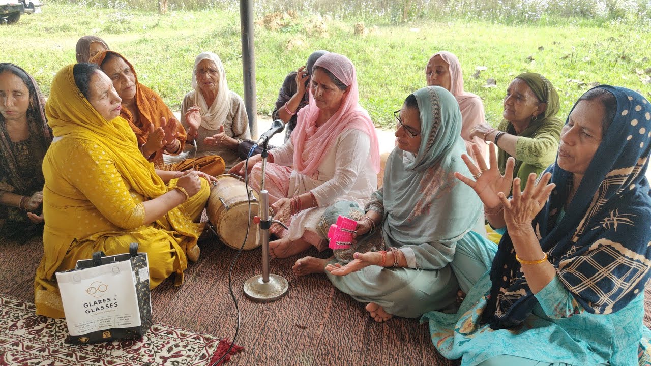 बजरंगी करो विश्राम कीर्तन पूरे हुए कीर्तन करती महिलाएं हीरा चक नंदपुर रामगढ़