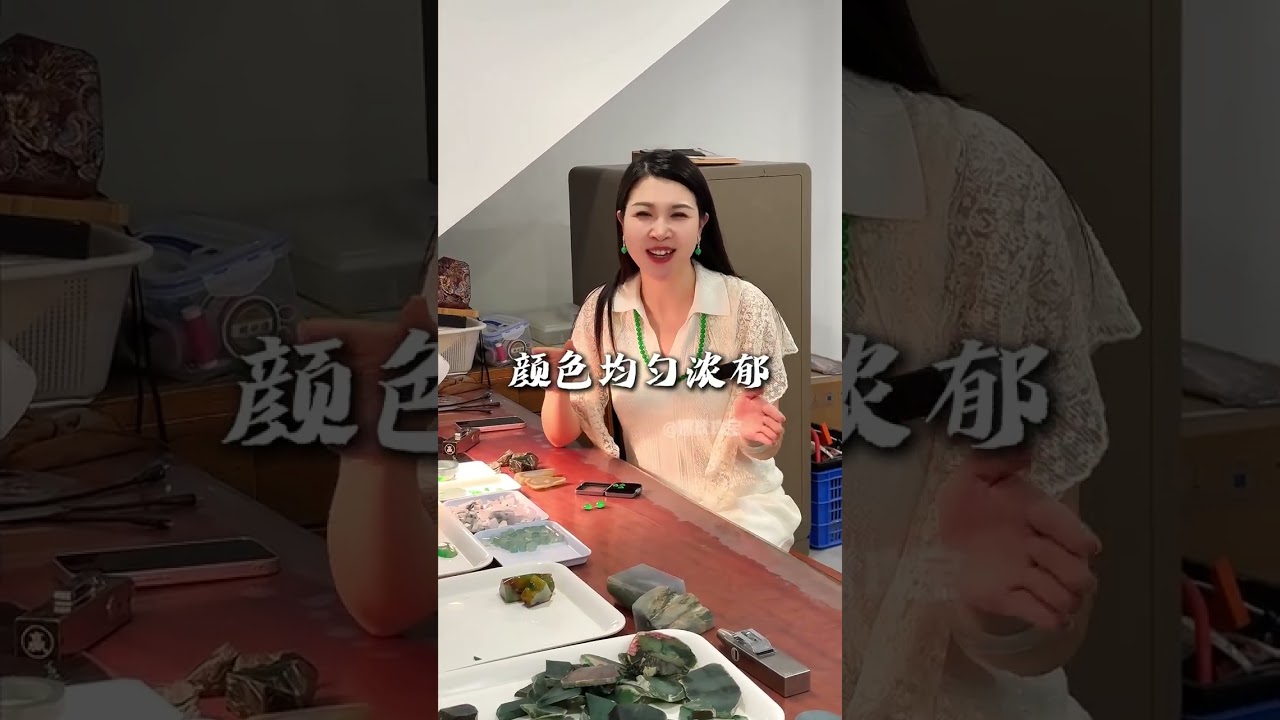真正的頂級龍石種，爲何僅存于蛋面之中？每壹顆都凝聚天地寒光，凜冽如冰，瑩潤似水～✨ 手镯難覓其蹤，只因極致種質萬裏挑壹！#龍石種翡翠 #翡翠蛋面 #頂級收藏 #東方珠寶 #翡翠天花板 #娜玖珠寳