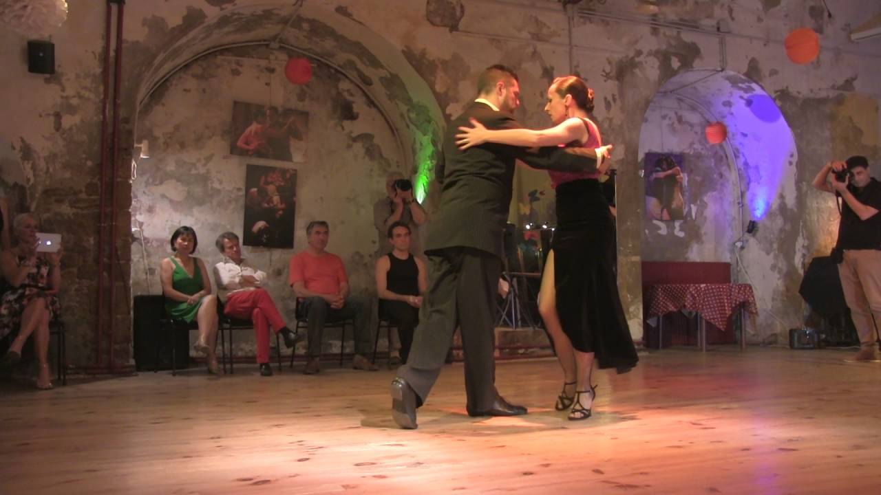 Natalia Cristobal Rivé et Diego Riemer dansent le tango Oigo Tu Voz