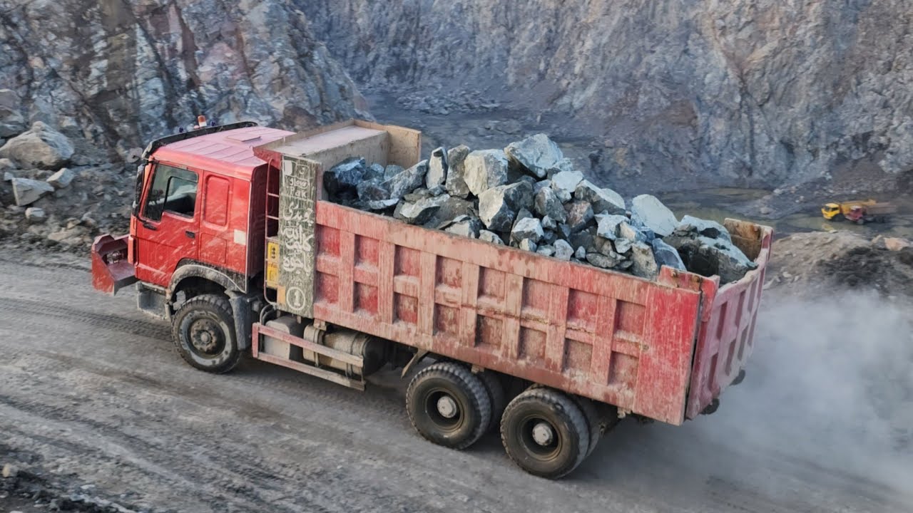 Extreme Mining Transport: Heavy Duty Dumper Truck Loading & Dangerous Mountain Climb!
