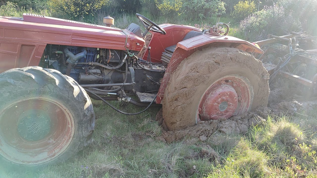 Vamos al rescate del tractor de mi hermano Abraham, atascado en un barrizal