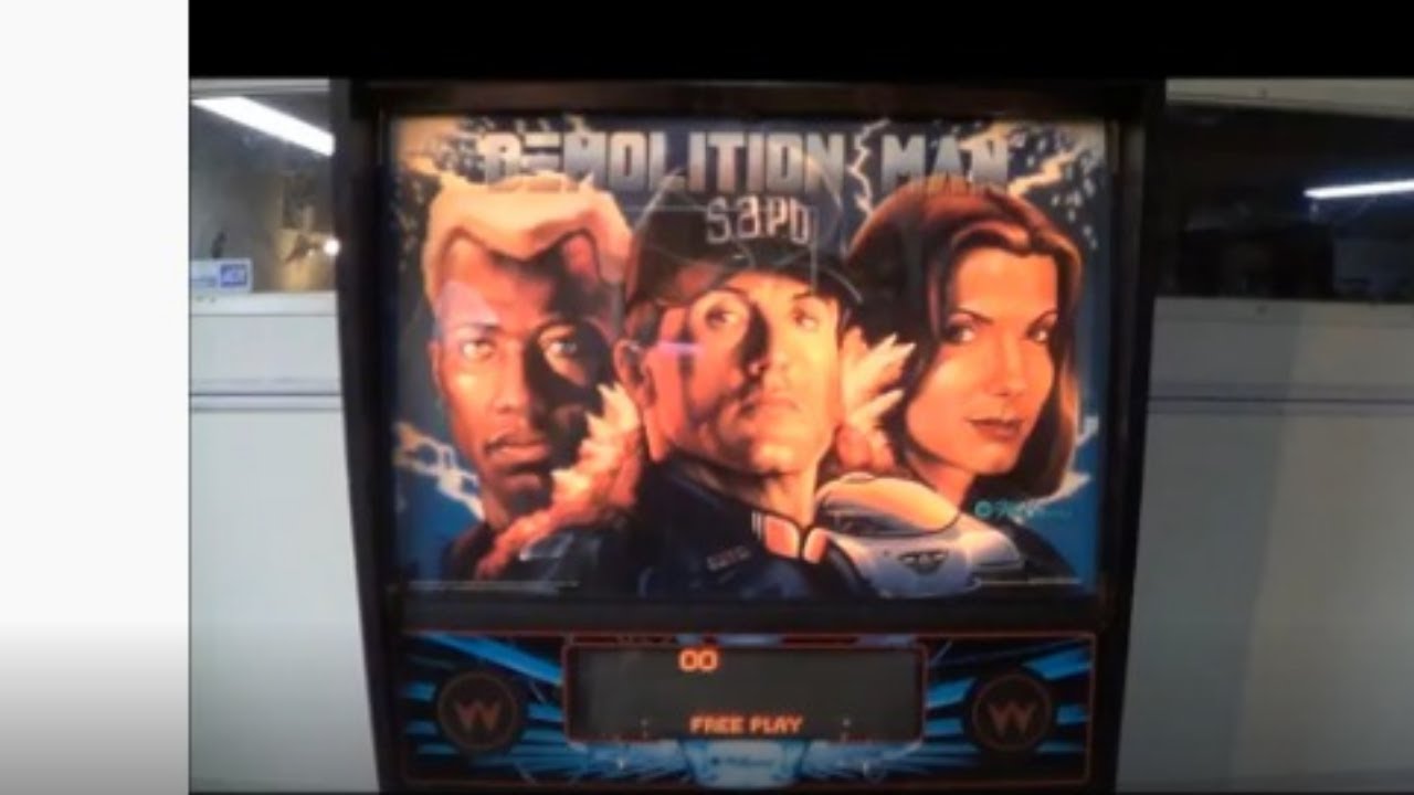DEMOLITION MAN PINBALL MACHINE - BY WILLIAMS 1994