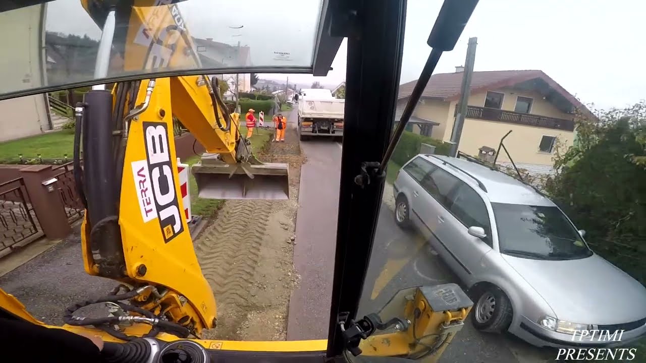JCB 4CX Backhoe Excavating A Narrow Part Of The Road!