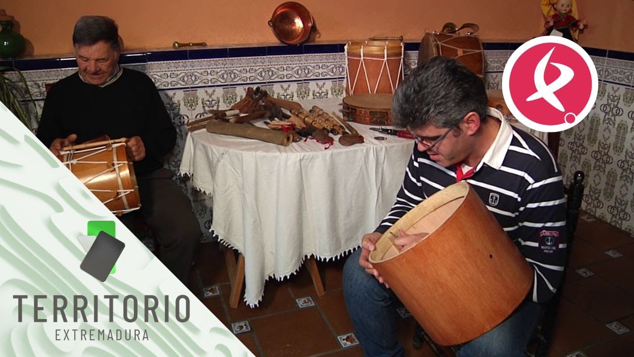 Tamboriles y flautas hechos a mano en Montehermoso | Territorio Extremadura