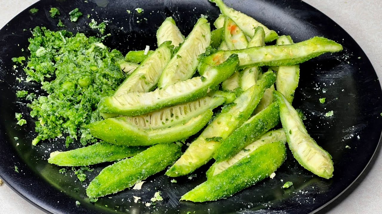 करेले हजारो बार खाए होंगे इस वीडियो को देखने के बाद आप करेलो के साथ उनके छिलको को भी नही फेंकेगे