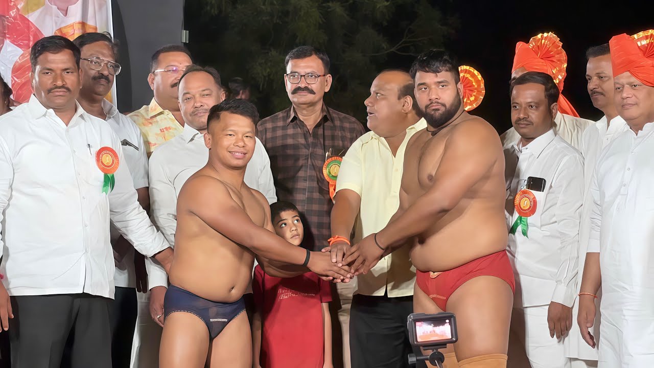 देवा थापा की कुश्ती आचेगाव कुस्ती मैदान सोलापूर 