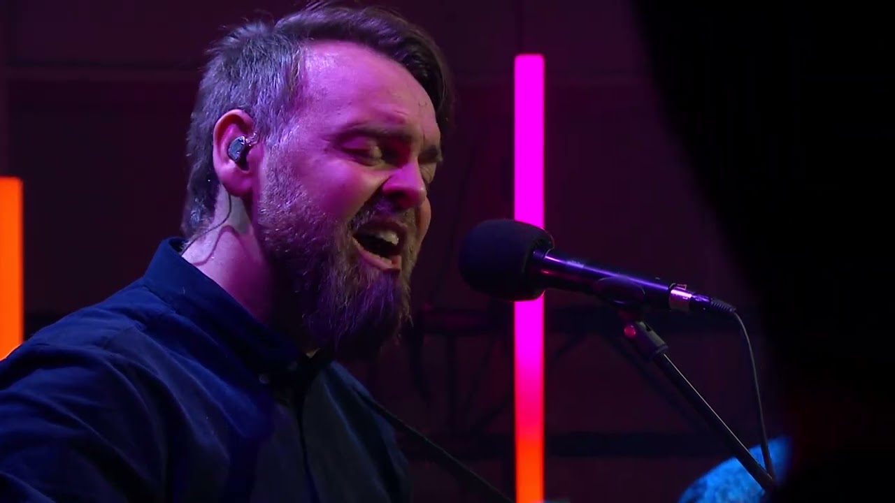 Marius Ziska performs a full session live from Í Luftini.