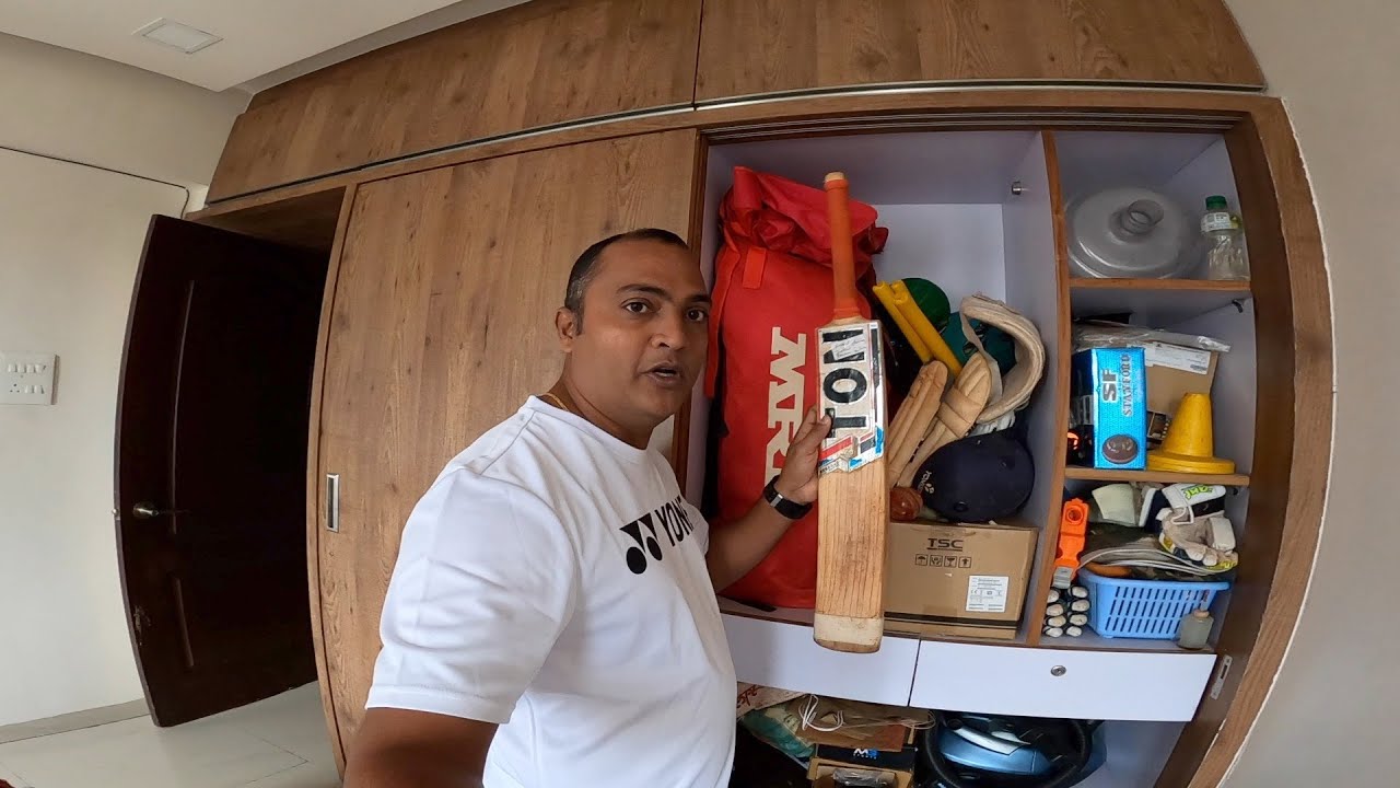 His old size-4 bat || अंगद की पुरानी ४ नंबर ‌बॅट