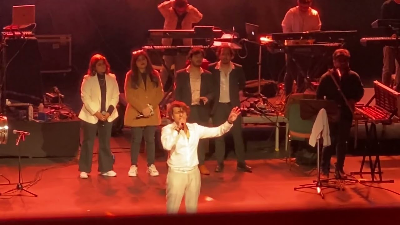 Kal ho na ho and Abhi Mujh main kahi Sonu Nigam Live in Concert Part 16 - Master peice