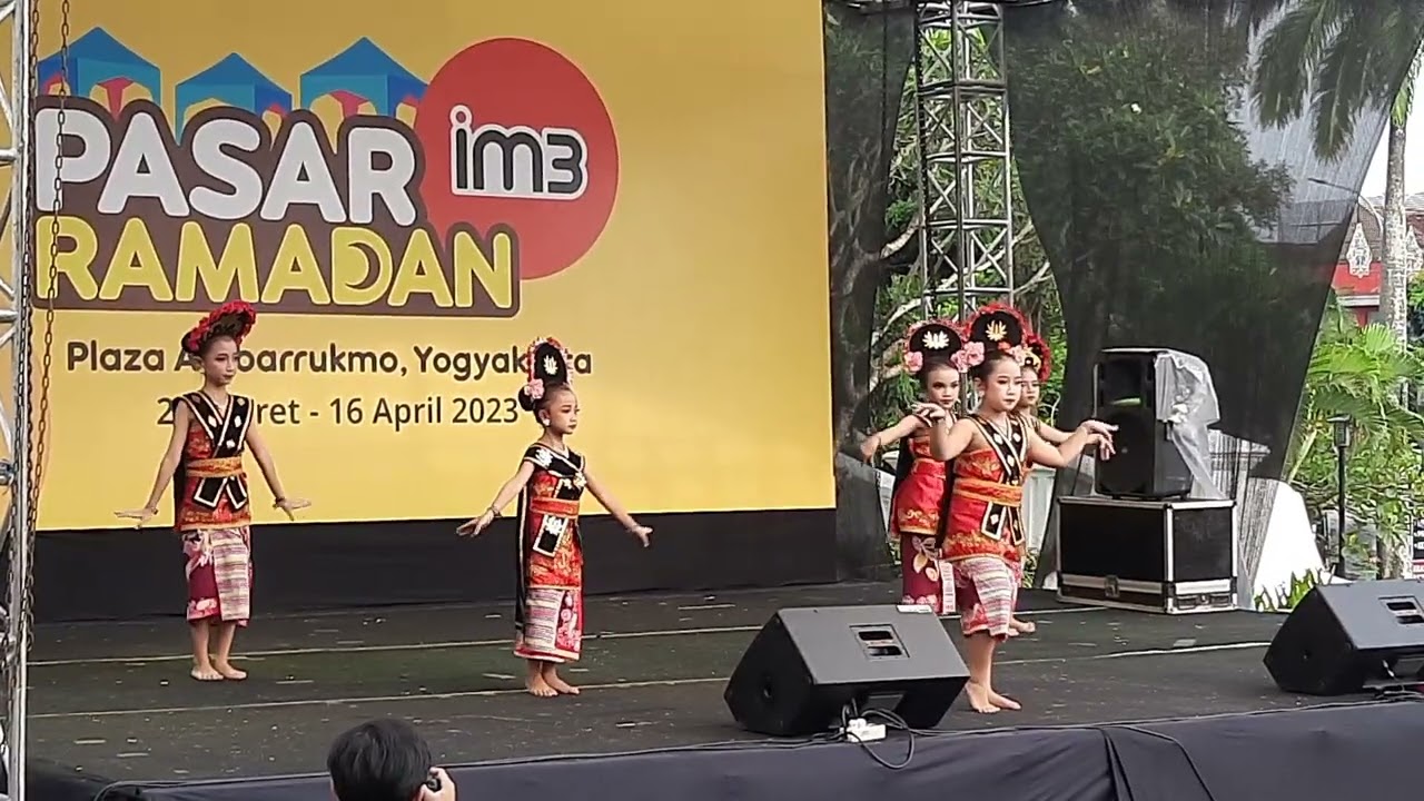 Tari Yapong oleh Anak-anak SD Pedagogia