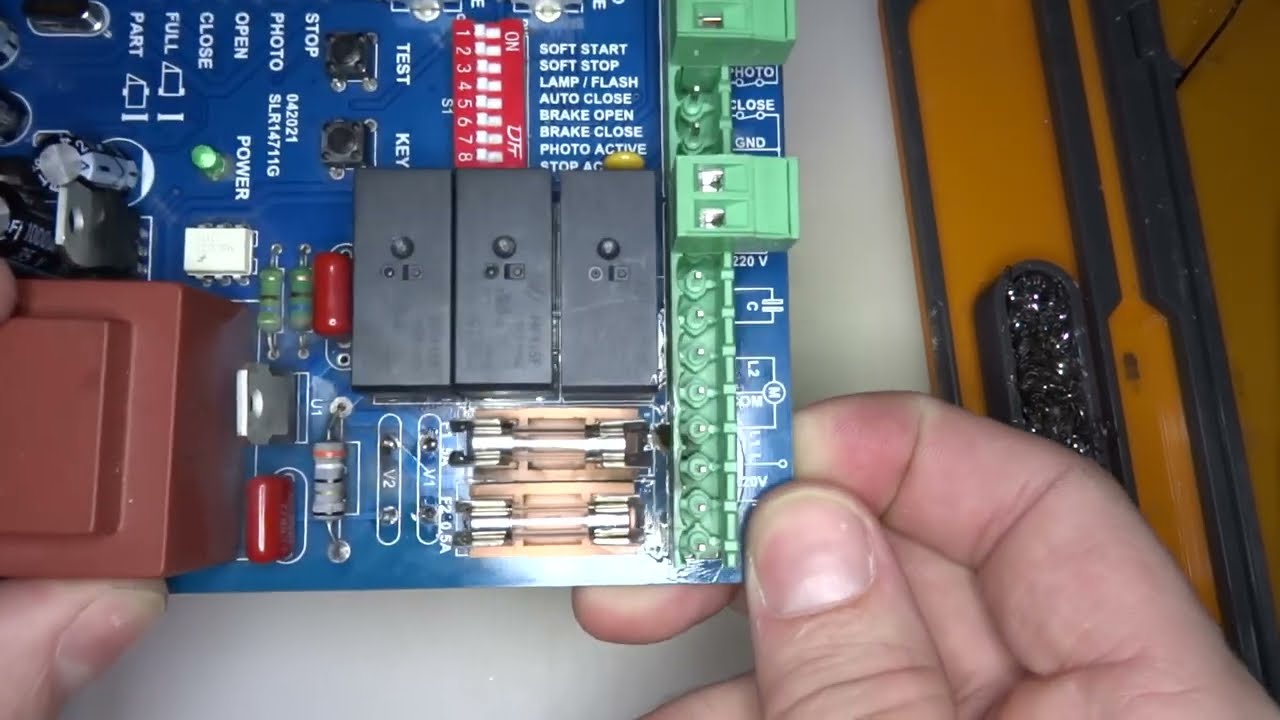 Варисторы убрали | Ремонт платы управления воротами | Будни электрика