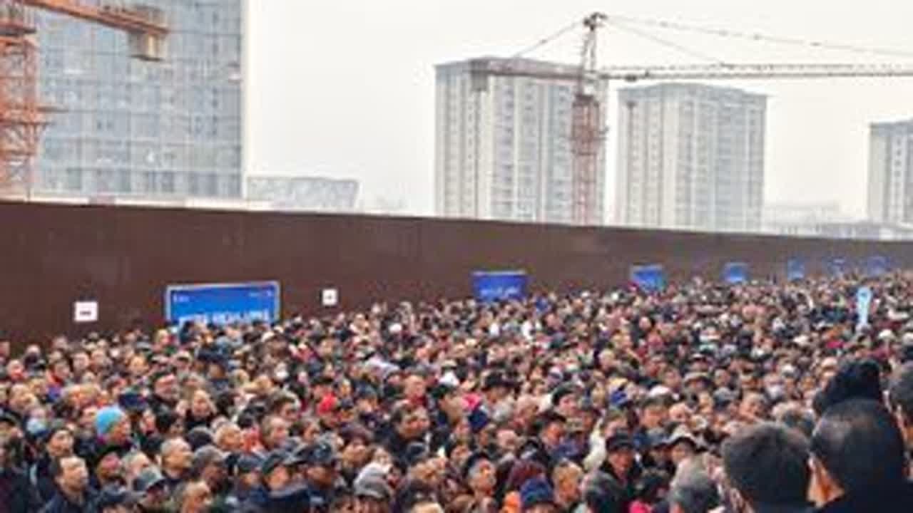 重庆璧铜线轻轨开业运行免费第一天，现场聚集了多少人? 