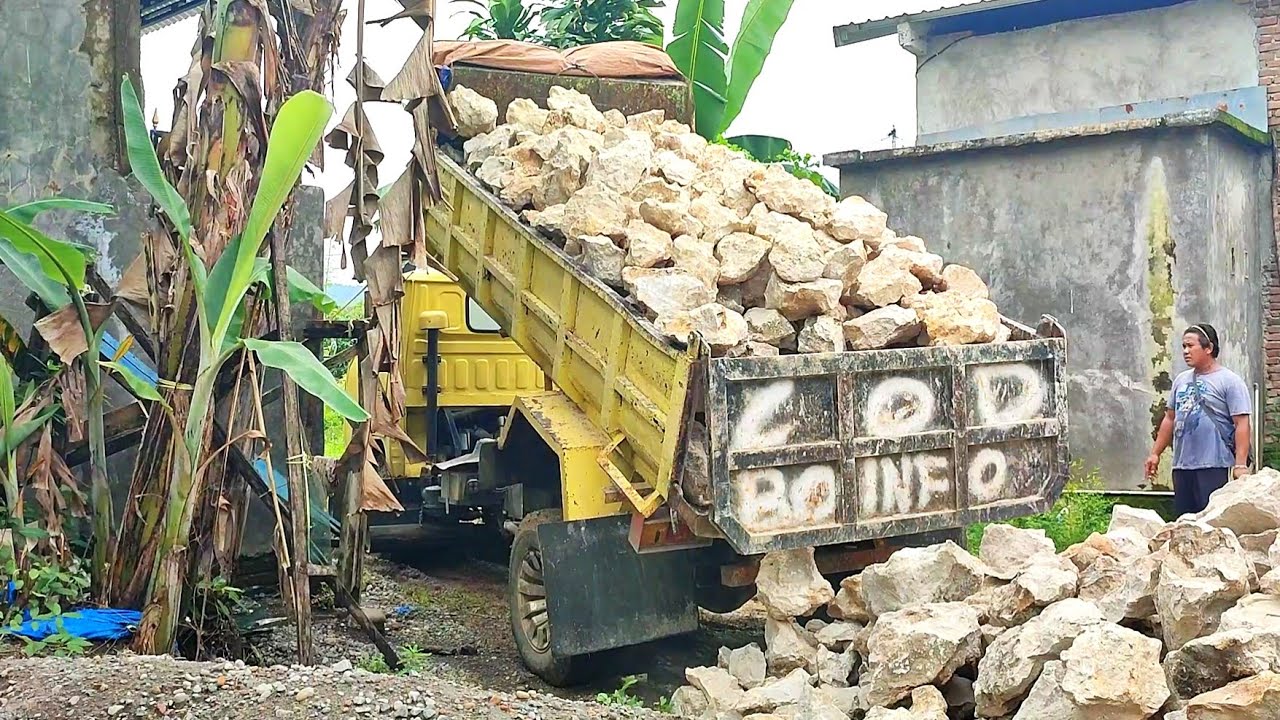 Truk Jomplang. Mobil Truk CANTER RAGASA Bongkar MUATAN BATU Gunung a Dilokasi SEMPIT