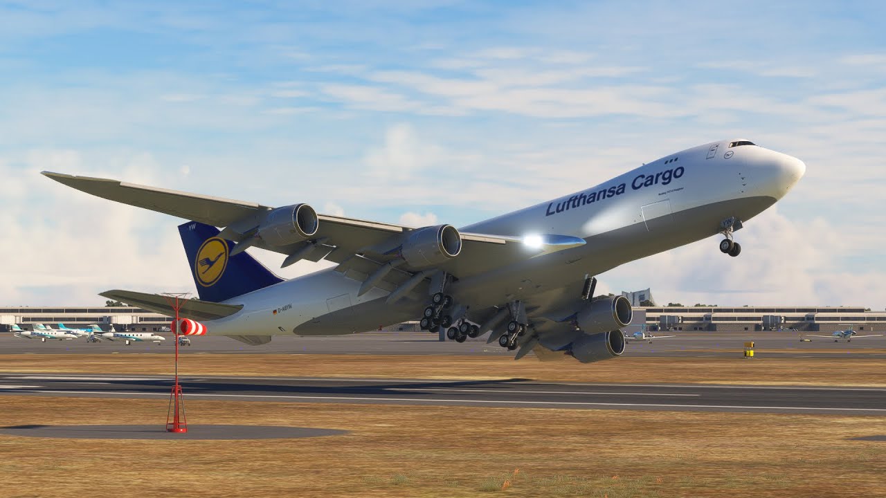 Низкая посадка Boeing 747 Lufthansa в небольшом аэропорту, жесткая посадка