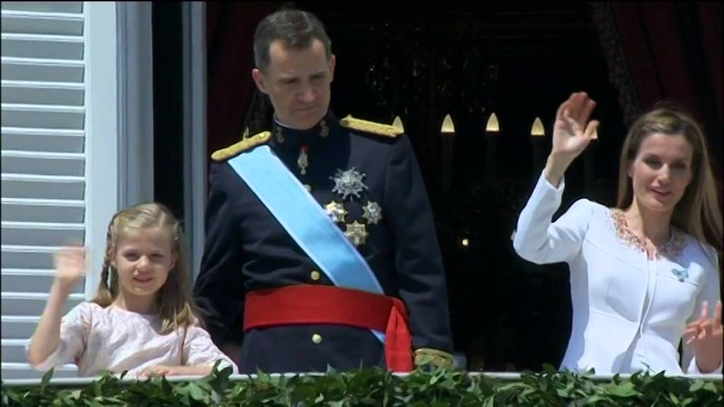 SS.MM. los Reyes saludan desde el Palacio Real de Madrid