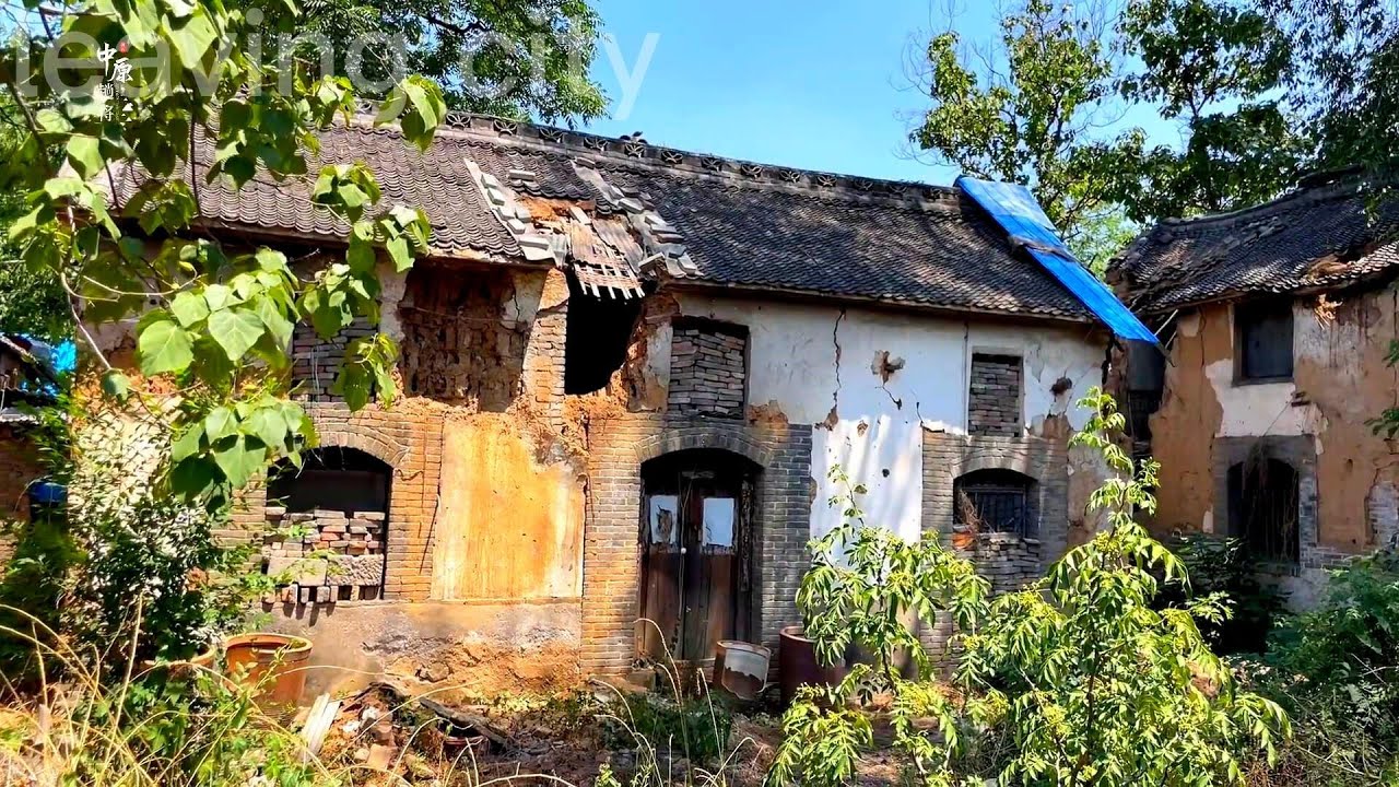 After graduating~ the three brothers renovate the old house left by their grandmother MAKEOVER