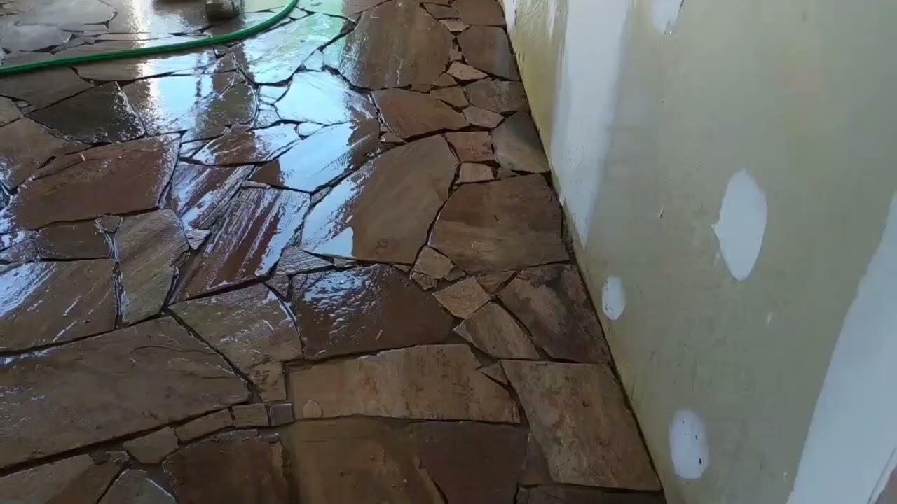 Colocación piso de lajas de piedra.