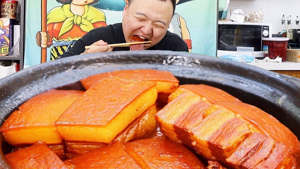 В Aqiang готовят традиционное мясо в банках, которое жирное, но не жирное.