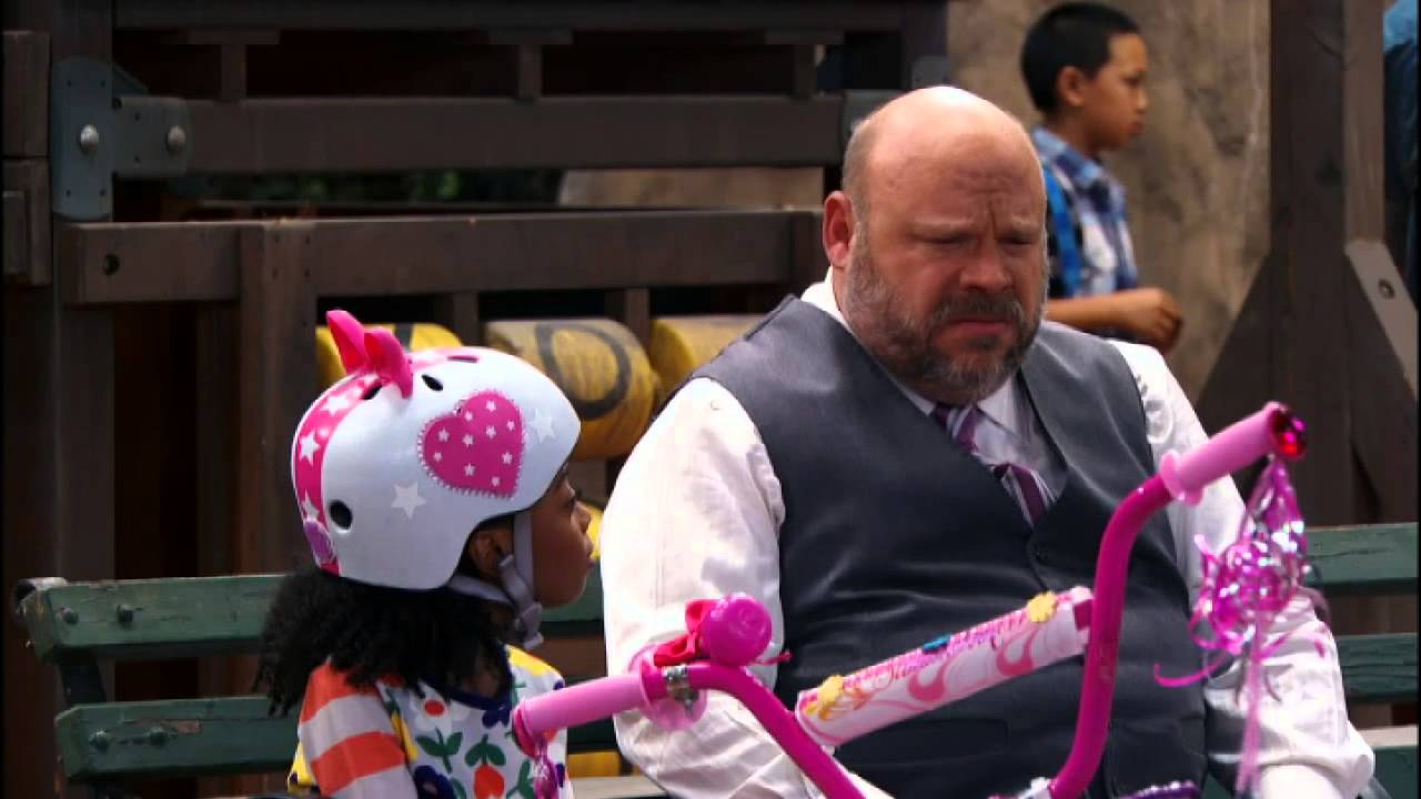 Jessie - Jazda na rowerze. Oglądaj w Disney Channel!