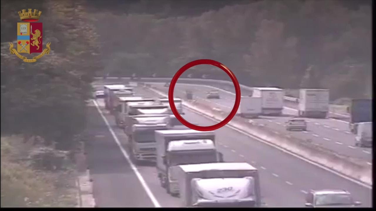 Roma, scena da film in autostrada: banditi intercettati e catturati dalla polizia