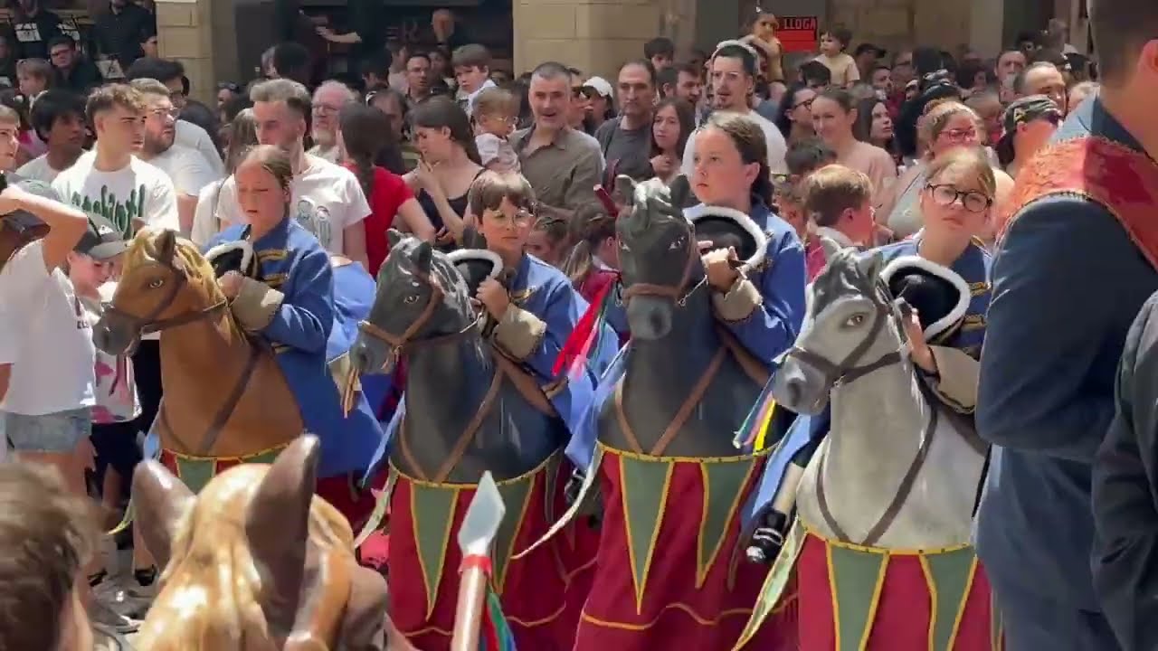 20250622 07 Els Cavallets a l'arribada de les autoritats a la Plaça Major