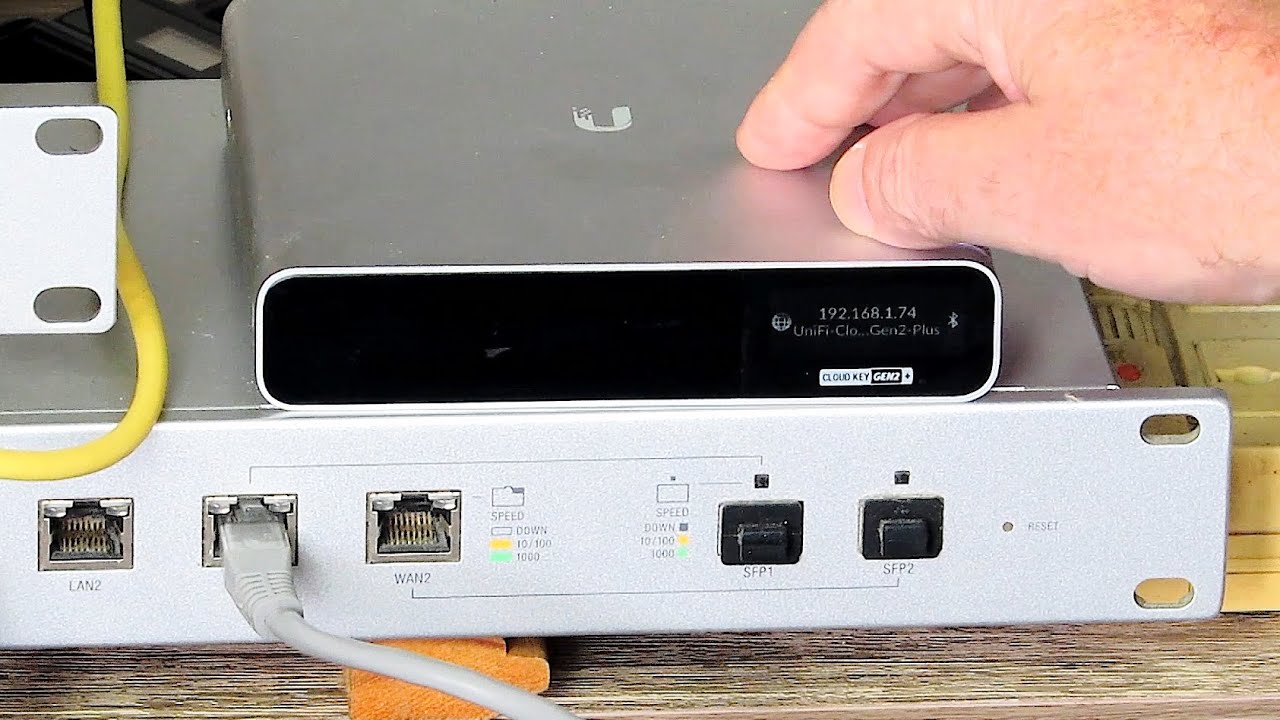 Ubiquiti UniFi Cloud Key Gen2 Plus Review & Demo & Hotspot Manager