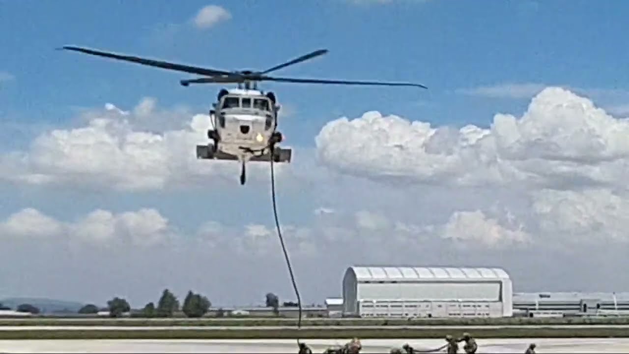 Practica Desfile Militar 2022, Descenso en soga r&aacute;pida, EN VIVO