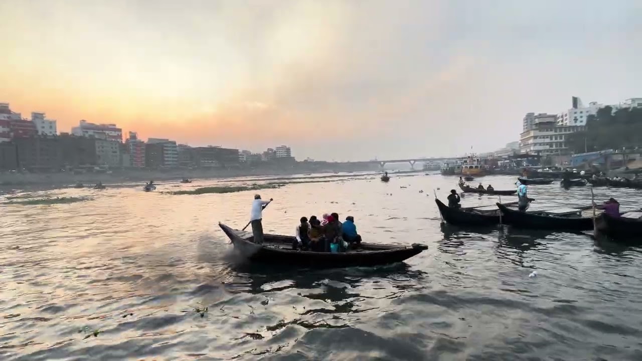 প্রমত্ত নদীর ব্যস্ততা। 