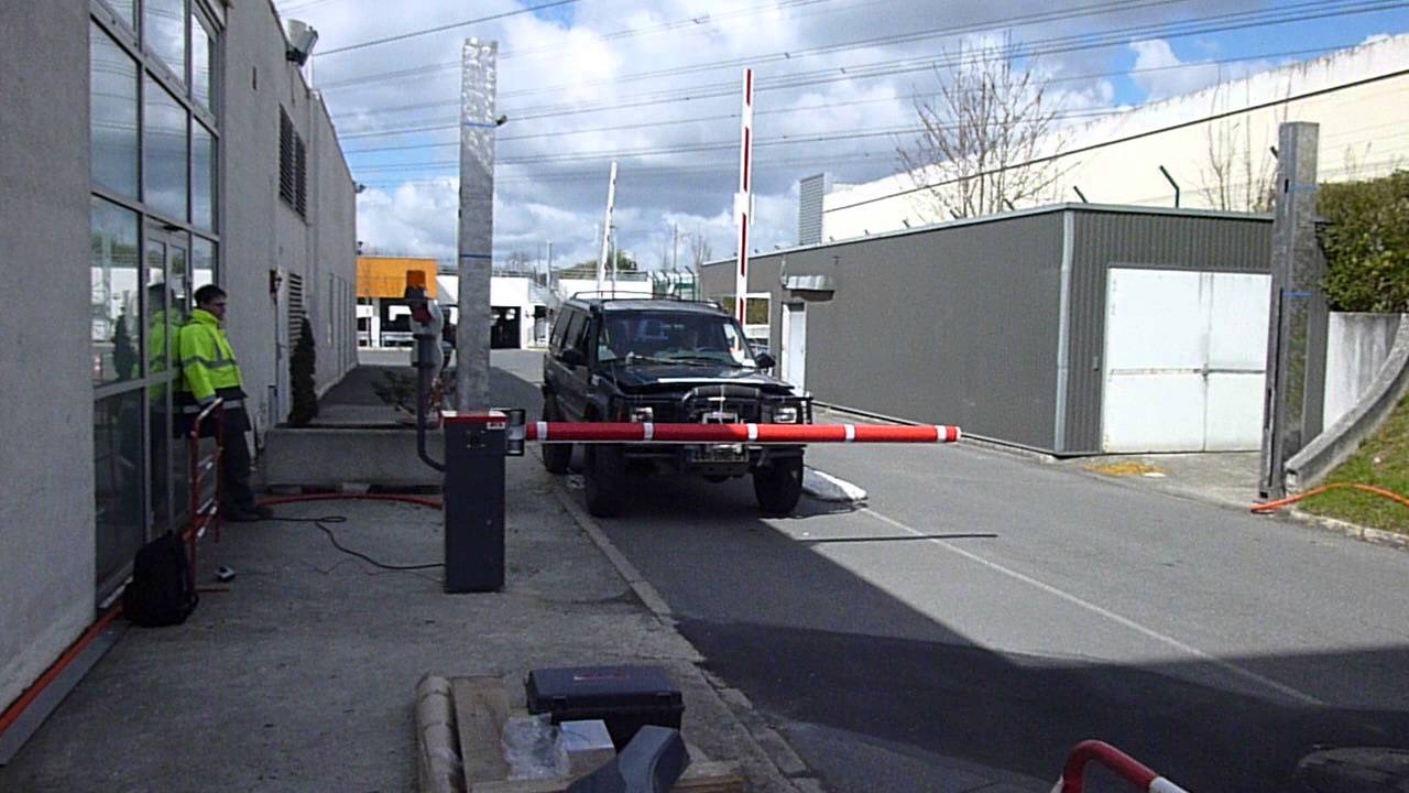 Barrier with swing off device - front