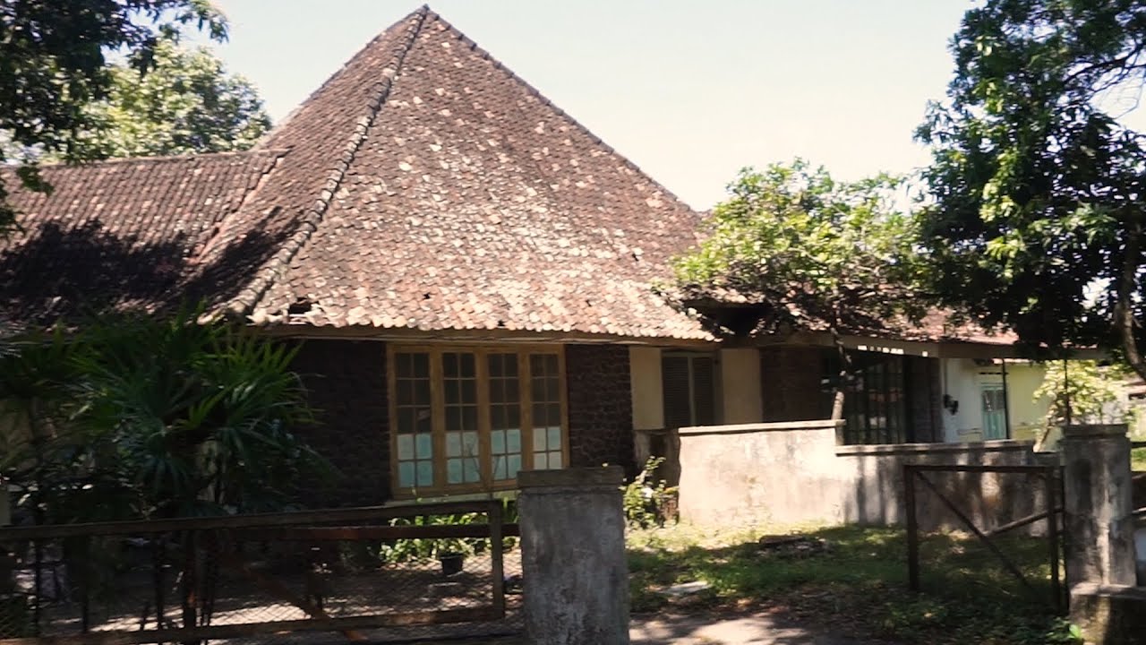 Creepy old Mansion l Abandoned 19th Century Dutch Housing Complex l Indonesia