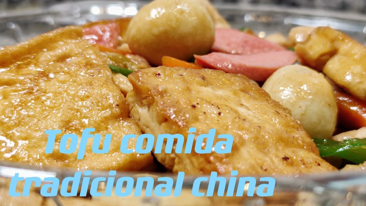 tofu con salsa de soja y carne de cerdo y huevos de codorniz .