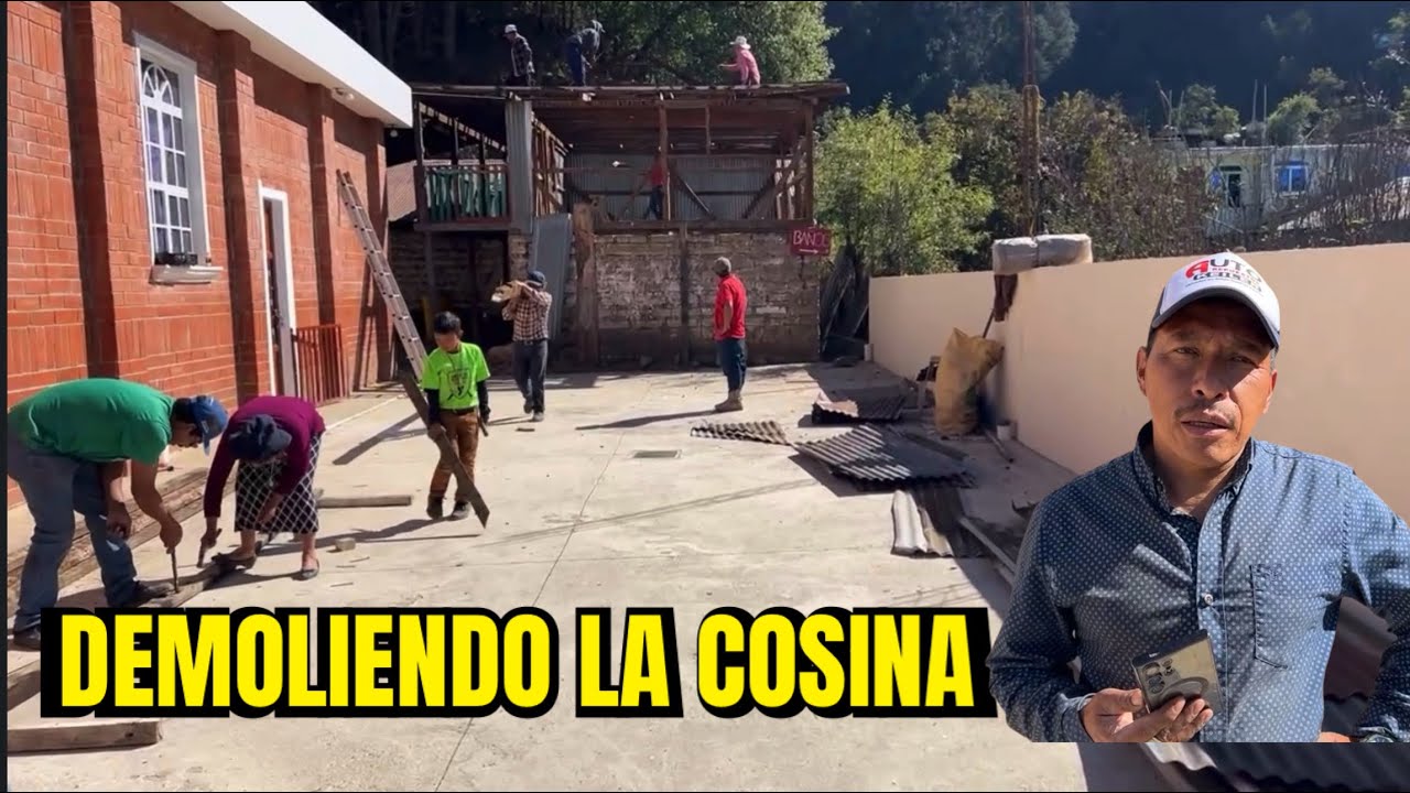 Demoliendo la cosina de la iglesia católica del cantón cuá Tacaná 