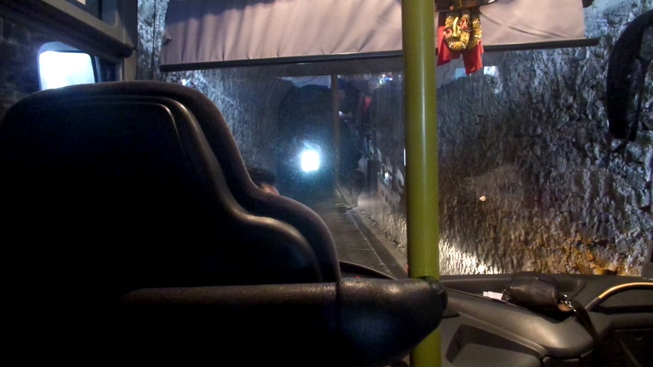 Passage d'un tunnel de la route de Cilaos en bus