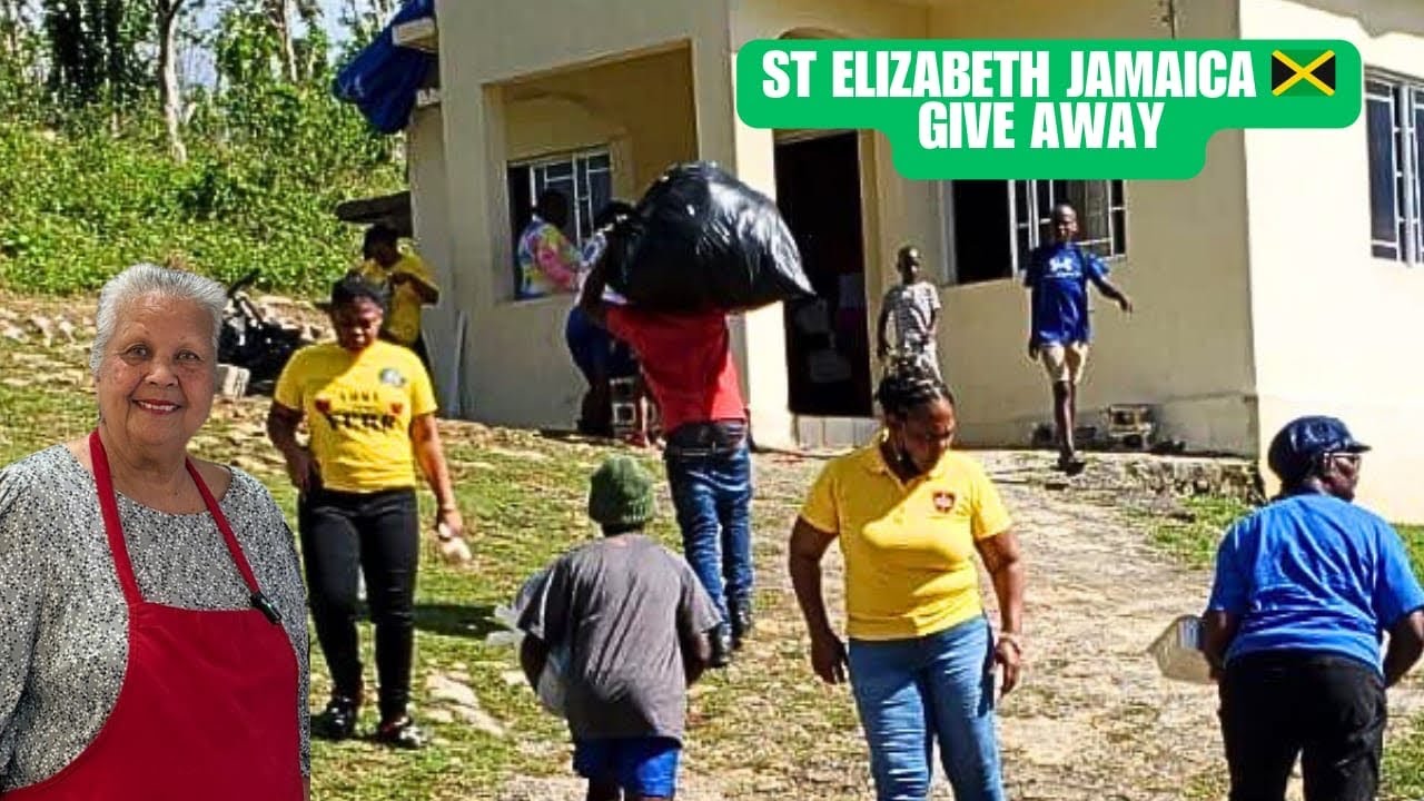 Рождественская акция Maggotty St Elizabeth 🇯🇲: горячая еда, одежда и другие товары.