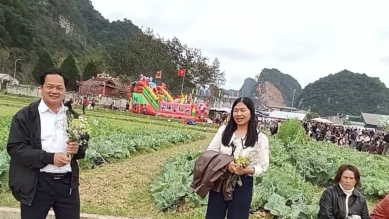 Hoàng ngọ & lưu ngoan hát tại chùa sùng Phúc ha lang pi nong thinh nơ 