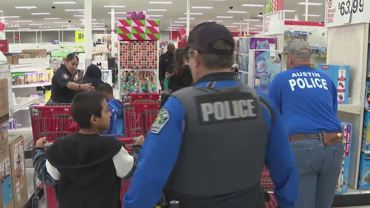 Amigos en Azul take disadvantaged students to shop for the holidays
