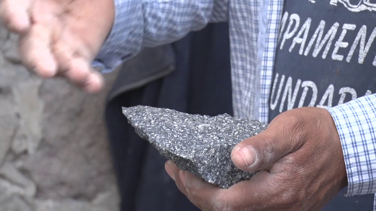 ARTESANOS DE  COMONFORT FABRICANDO MOLCAJETES